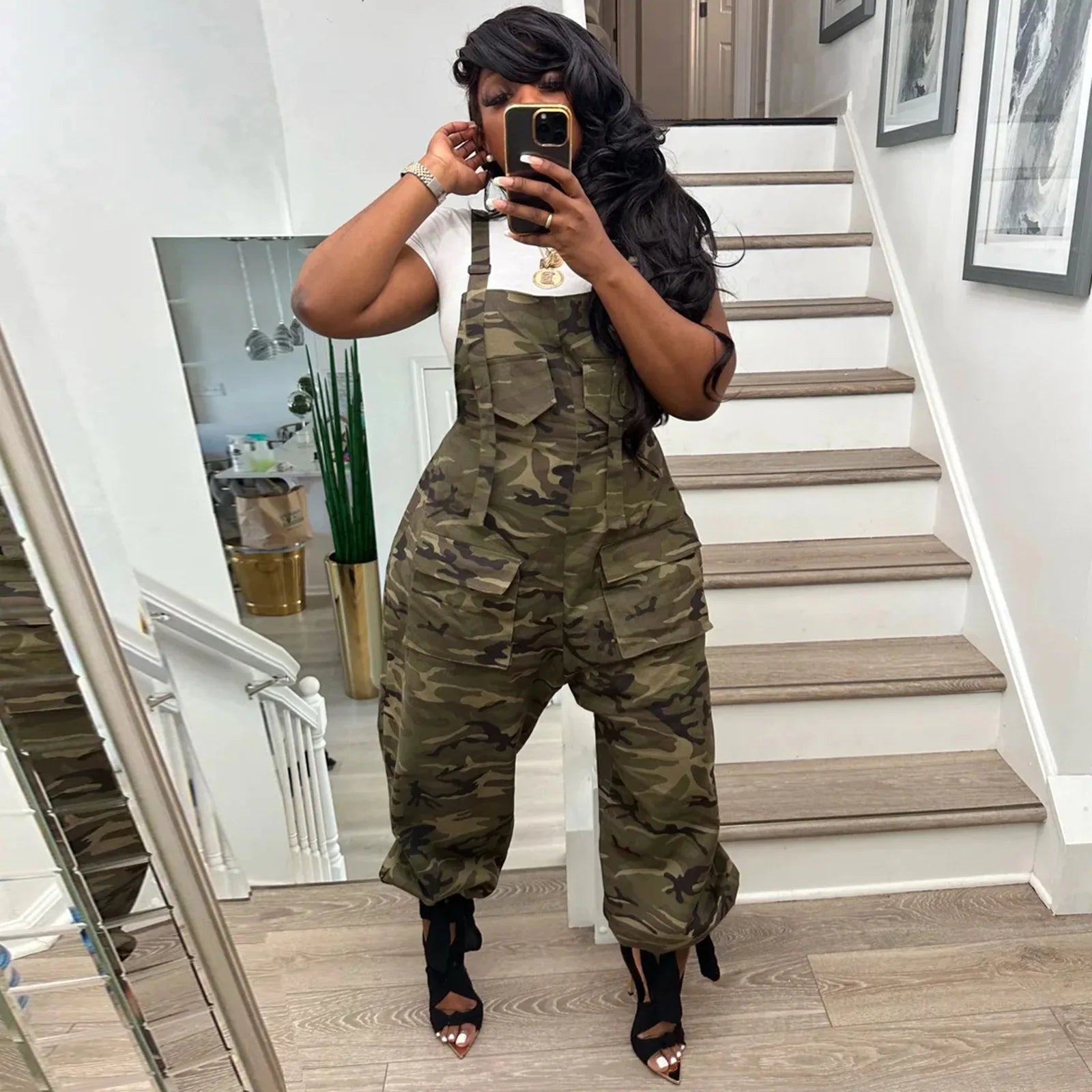 style audacieux en salopette militaire