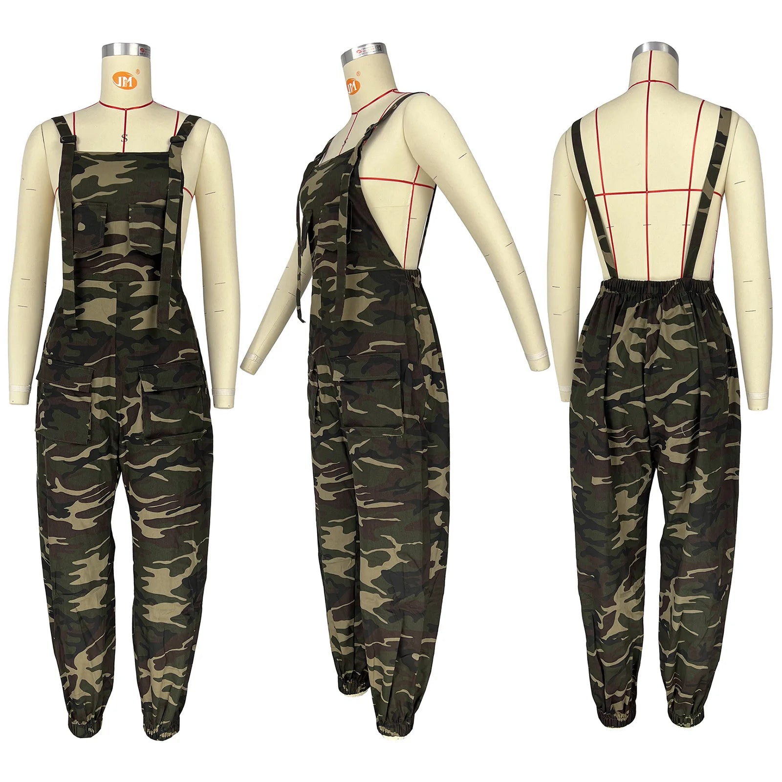 look tendance en salopette militaire