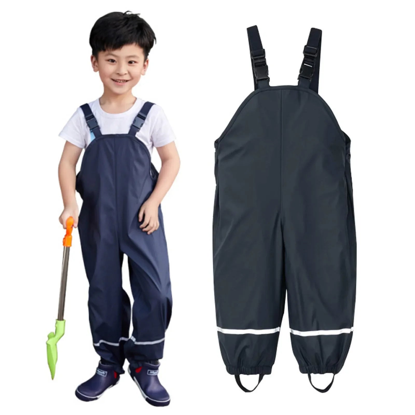 enfant heureux en salopette de pluie