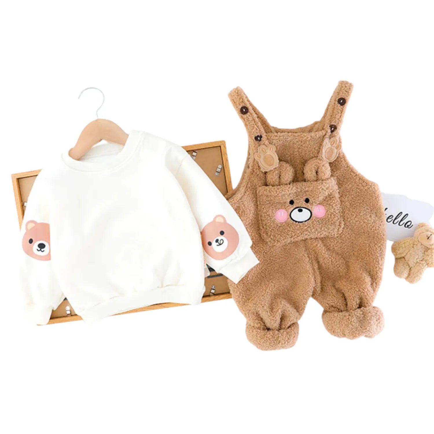enfant jouant en salopette confortable