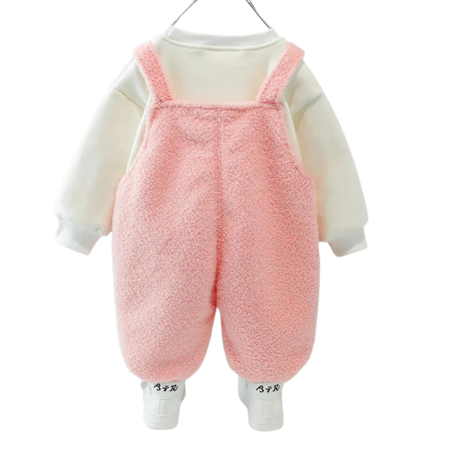 look enfant tendance salopette et pull