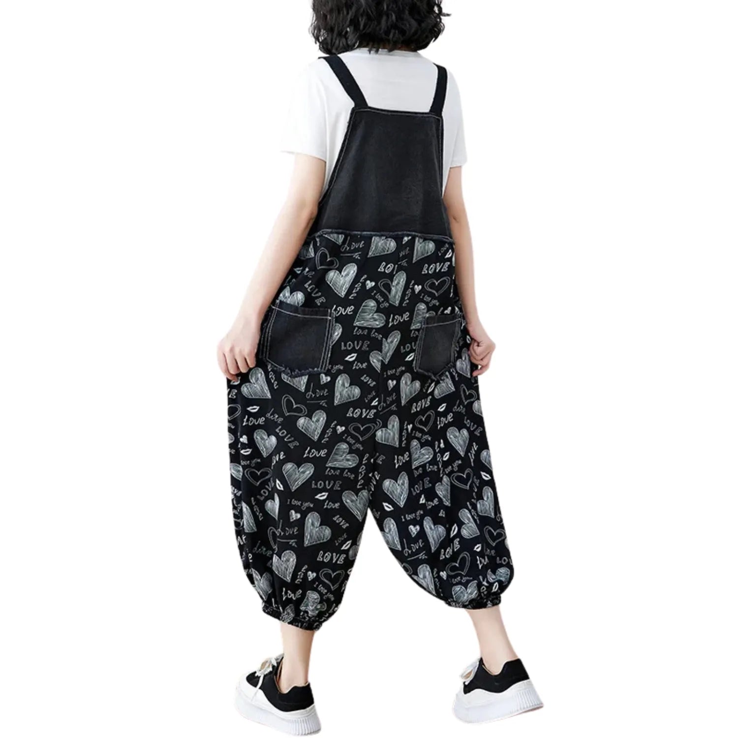 Mode streetwear femme en salopette