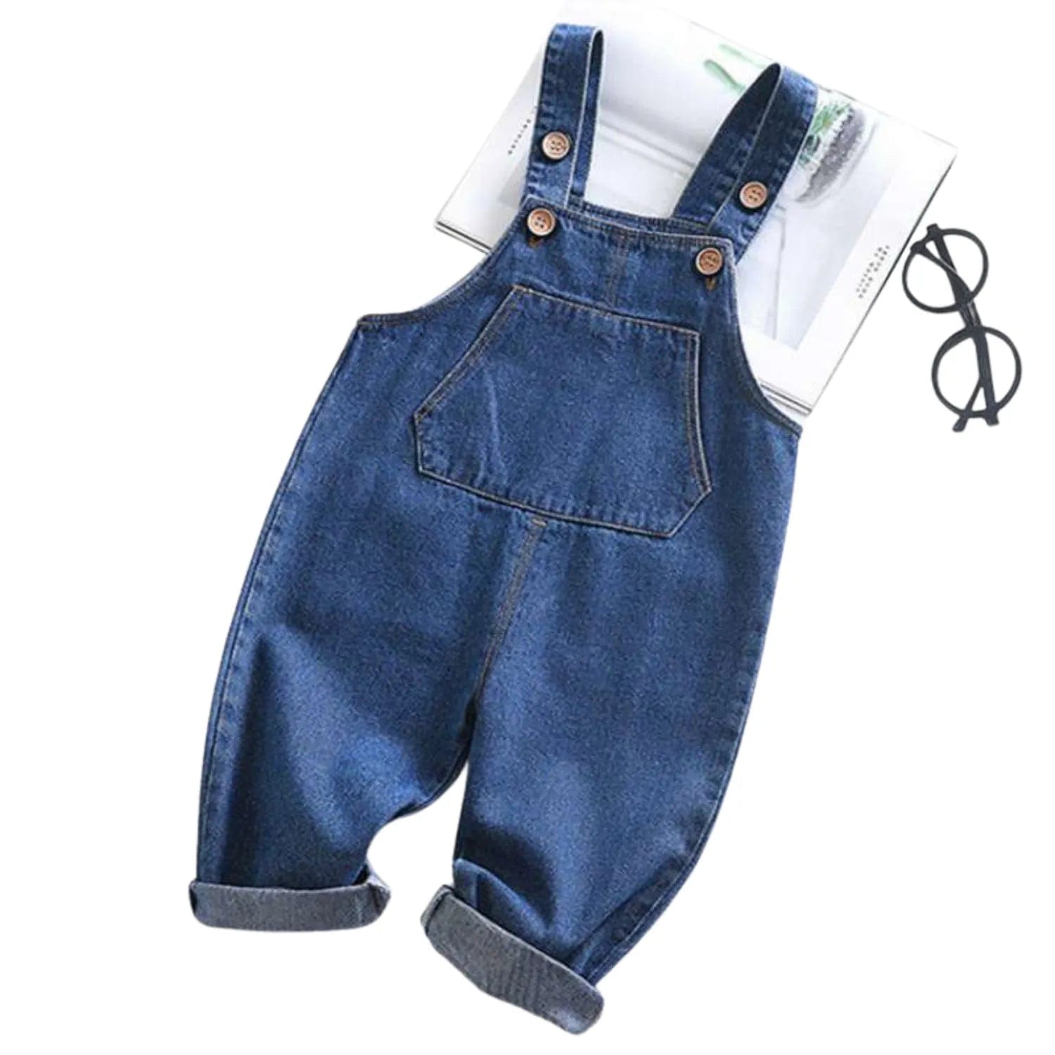 Enfant portant une salopette en jean bleu